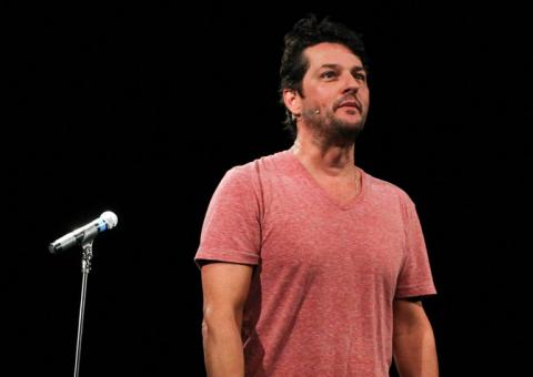 Marcelo Serrado ataca de humorista e faz stand up comedy